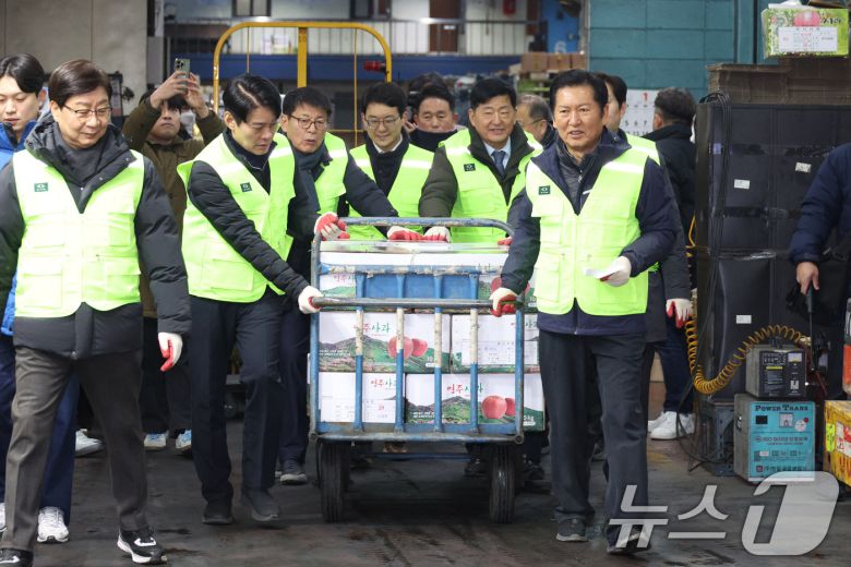 정청래 더불어민주당 대표가 7일 서울 송파구 가락동 농수산물 종합도매시장을 찾아 낙찰 받은 과일을 옮기고 있다. 2026.1.7/뉴스1 ⓒ News1 신웅수 기자
