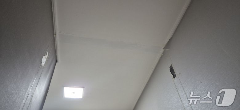 현관 중문 철거 과정에서 천정 벽지가 일부 훼손된 모습.(임차인 A 씨 제공. 재판매 및 DB금지)/뉴스1