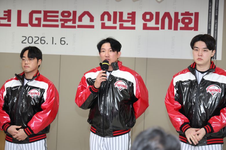 LG 트윈스 투수 장시환(가운데)이 6일 서울 잠실야구장에서 열린 구단 신년인사회에서 각오를 밝히고 있다. (LG 트윈스 제공)