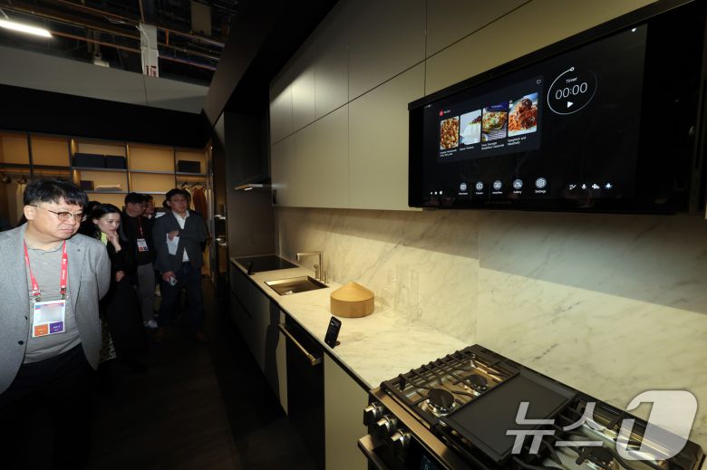 세계 최대 IT(정보기술)·가전 전시회 'CES 2026' 개막을 하루 앞둔 5일(현지시간) 미국 네바다주 라스베이거스 컨벤션센터(LVCC)에서 열린 LG전자 사전 부스투어에서 관람객들이 부스를 둘러보고 있다. 2026.1.6/뉴스1 ⓒ News1 황기선 기자