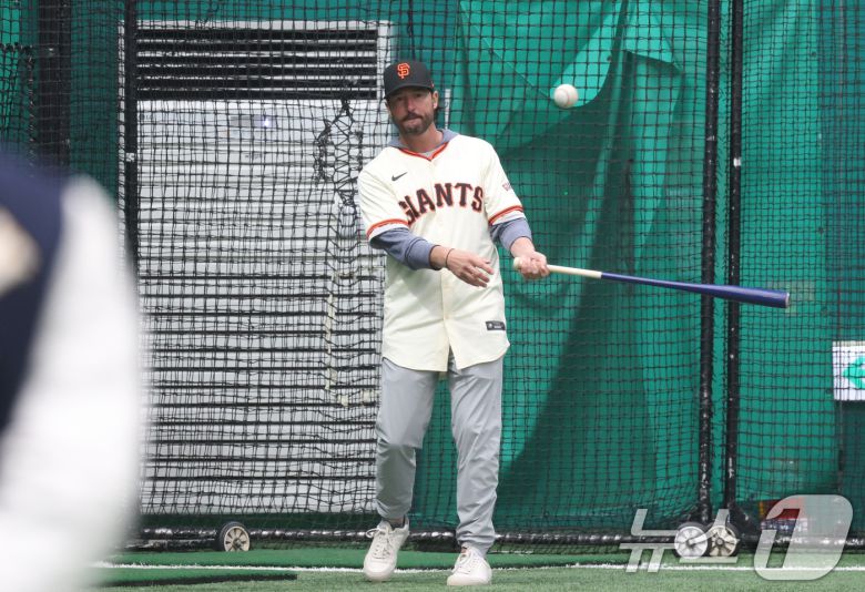 미국 프로야구 메이저리그(MLB) 샌프란시스코 자이언츠 토니 바이텔로 감독이 7일 경기 이천시 LG 챔피언스파크에서 고등학교 선수들을 코칭하고 있다. ⓒ News1 김영운 기자