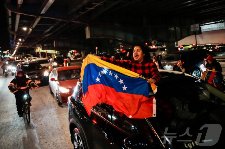 3일(현지시간) 미국 뉴욕시에서 미국의 베네수엘라 공습과 니콜라스 마두로 부부 체포 소속에 베네수엘라 이민자들이 환호하고 있다. 2025.01.03 ⓒ 로이터=뉴스1 ⓒ News1 최종일 선임기자