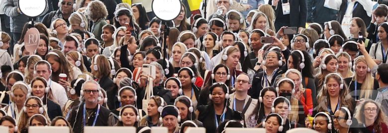 세계 최대 IT(정보기술)·가전 전시회 'CES 2026' 개막 일인 6일(현지시간) 미국 네바다주 라스베이거스 컨벤션센터(LVCC)에서 단체로 헤드폰을 착용한 관람객들이 입장하고 있다. 2026.1.7/뉴스1 ⓒ News1 황기선 기자