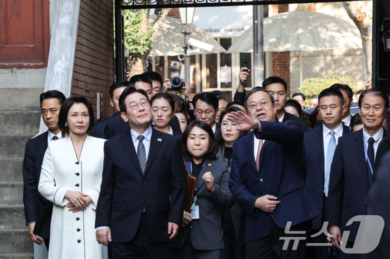 이재명 대통령과 김혜경 여사가 7일 중국 상하이 대한민국 임시정부 청사로 들어서고 있다. 2026.1.7/뉴스1 ⓒ News1 허경 기자