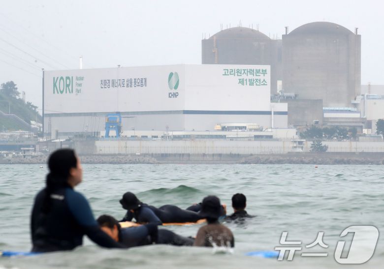 영구 폐쇄가 되지 않은 원전 중 가장 오래된 원전인 고리 2호기는 1983년 상업 운전을 시작한 발전소다. 가압경수로 방식의 전기출력 685메가와트(MWe)급 원전이다. 사진은 이날 부산 기장군 장안읍 고리 2호기(왼쪽) 모습. 2025.9.25/뉴스1 ⓒ News1 윤일지 기자
