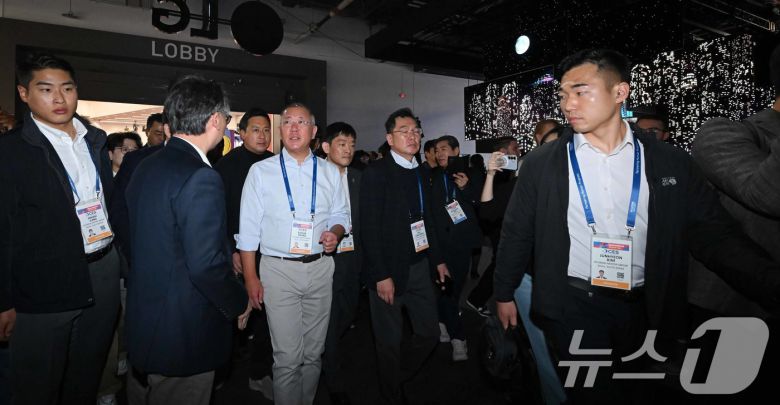 정의선 현대차그룹 회장이 6일 미국 네바다주 라스베이거스 LVCC에서 열린 세계 최대 가전·정보기술(IT) 전시회 'CES 2026'에 마련된 LG전자 부스를 방문해 전시장을 둘러보고 있다. (공동취재) 2026.1.7/뉴스1 ⓒ News1 황기선 기자