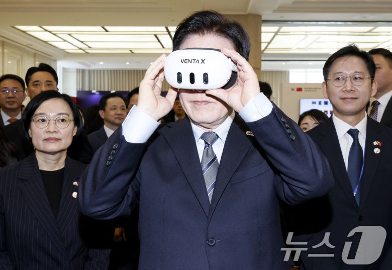 이재명 대통령이 7일 중국 상하이 국제회의중심에서 열린 한중 벤처스타트업 서밋 행사에서 VR기기 벤타X를 체험하고 있다. 2026.1.7/뉴스1 ⓒ News1 허경 기자