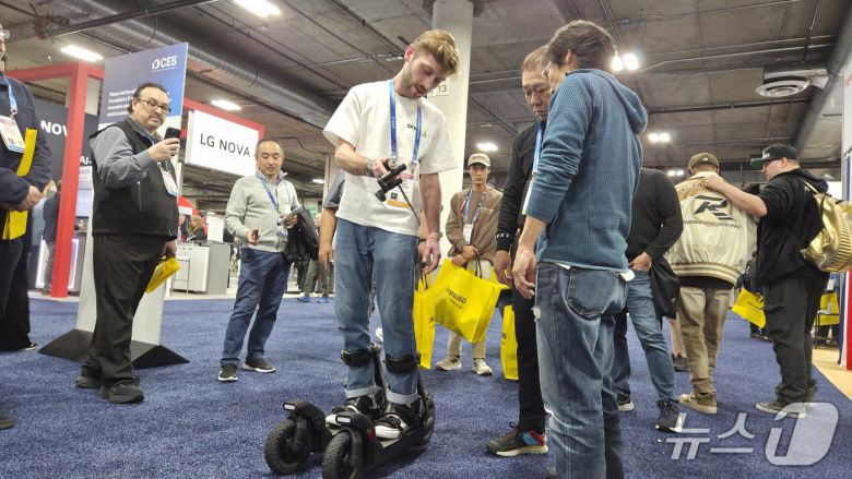프랑스 스타트업 SKWHEEL이 스키형 전기모빌리티를 시연하고 있다. 2026.1.6 ⓒ뉴스1 이정후 기자