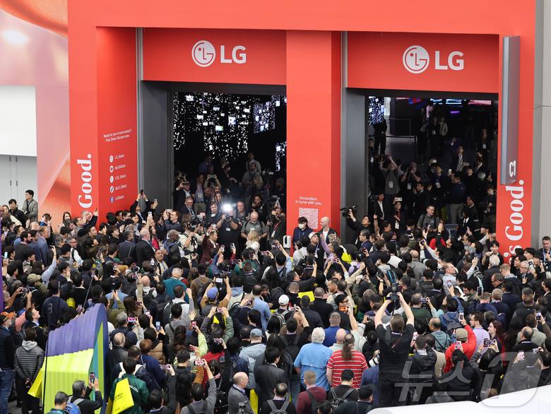 세계 최대 IT(정보기술)·가전 전시회 'CES 2026' 개막 일인 6일(현지시간) 미국 네바다주 라스베이거스 컨벤션센터(LVCC)가 인파로 북적이고 있다. 2026.1.7/뉴스1 ⓒ News1 황기선 기자