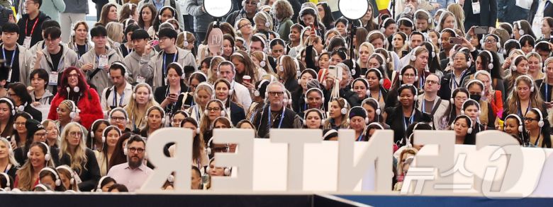 세계 최대 IT(정보기술)·가전 전시회 'CES 2026' 개막 일인 6일(현지시간) 미국 네바다주 라스베이거스 컨벤션센터(LVCC)에서 단체로 헤드폰을 착용한 관람객들이 입장하고 있다. 2026.1.7/뉴스1 ⓒ News1 황기선 기자