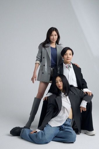 리아킴(앞에서부터 차례대로), 안애순, 문소리(안애순컴퍼니 제공)