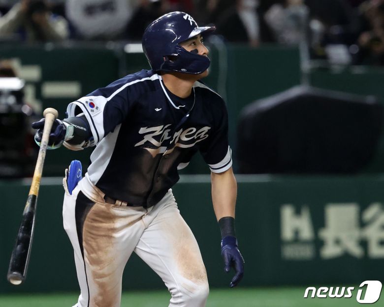 13일 오후 일본 도쿄돔에서 열린 2023 월드베이스볼클래식(WBC) B조 1라운드 대한민국과 중국의 경기, 대표팀 이정후가 3회초 무사 만루에서 2타점 2루타를 치고 있다. 2023.3.13/뉴스1 ⓒ News1 김진환 기자