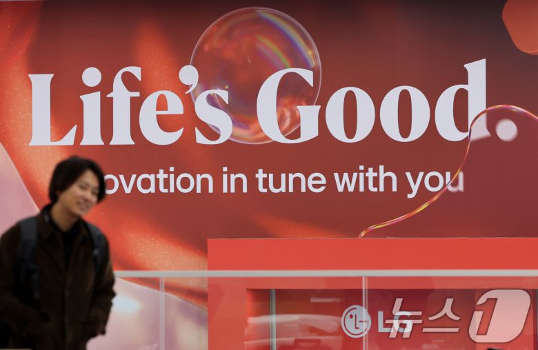 세계 최대 IT(정보기술)·가전 전시회 'CES 2026' 개막을 사흘 앞둔 3일(현지시간) 미국 네바다주 라스베이거스 컨벤션센터(LVCC) 메인입구에에 LG 부스 홍보물이 설치돼 있다.  2026.1.4/뉴스1 ⓒ News1 황기선 기자