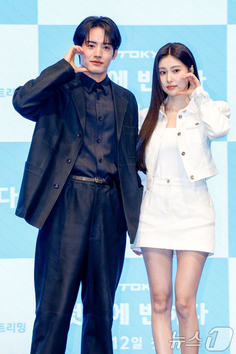 배우 아카소 에이지(赤楚衛二)와 강혜원이 7일 서울 구로구 더세인트에서 열린 일본 테레비 도쿄(TV TOKYO) 드라마 '첫입에 반하다'(김밥과 오니기리, 사랑하는 두 사람은 닮았지만 다르다) 제작발표회에 참석해 포즈를 취하고 있다. 2026.1.7/뉴스1 ⓒ News1 안은나 기자