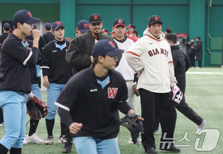 미국 프로야구 메이저리그(MLB) 샌프란시스코 자이언츠 윌리 아다메스와 황재균이 7일 경기 이천시 LG 챔피언스파크에서 훈련 중인 고등학교 선수들을 지켜보고 있다. 2026.1.7/뉴스1 ⓒ News1 김영운 기자