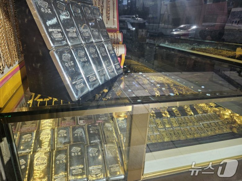 6일 서울 종로구 종로3가 귀금속 거리에 위치한 아이디쥬얼리 매장 앞 진열대에 실버바가 진열돼 있다. 2026.1.6/뉴스1 ⓒ News1 유채연 기자