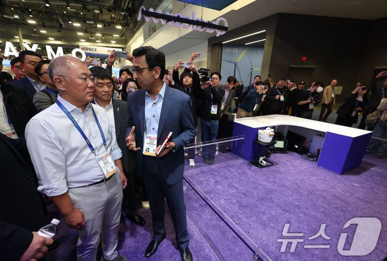 정의선 현대차그룹 회장이 6일(현지시간) 미국 네바다주 라스베이거스 컨벤션센터(LVCC) 퀄컴 부스를 둘러보고 있다. (공동취재) 2026.1.7/뉴스1 ⓒ News1 황기선 기자
