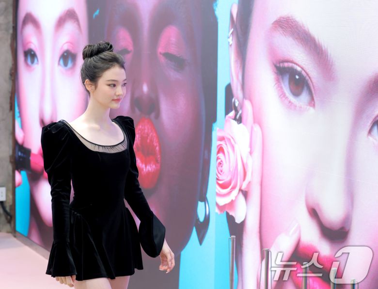 미야오 엘라가 7일 서울 성동구 무신사 스토어 성수 대림창고에서 열린 뷰티 브랜드 '맥, NEW 파우더 키스 컬렉션' 팝업 행사에 참석하고 있다.  ⓒ News1 권현진 기자