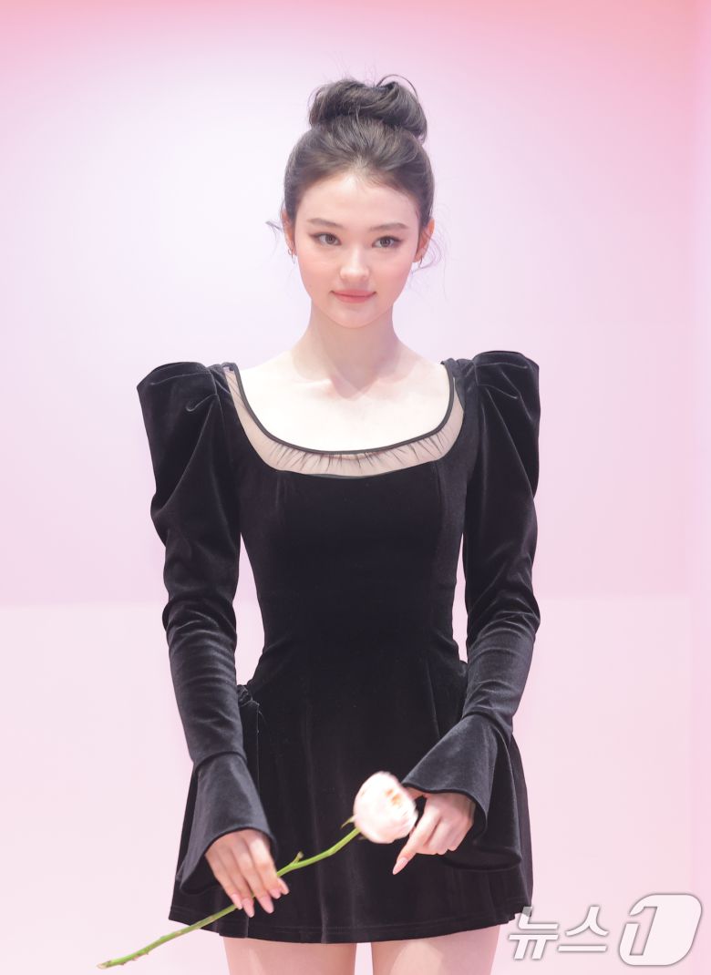 미야오 엘라가 7일 서울 성동구 무신사 스토어 성수 대림창고에서 열린 뷰티 브랜드 '맥, NEW 파우더 키스 컬렉션' 팝업 행사에 참석해 미소를 짓고 있다. ⓒ News1 권현진 기자