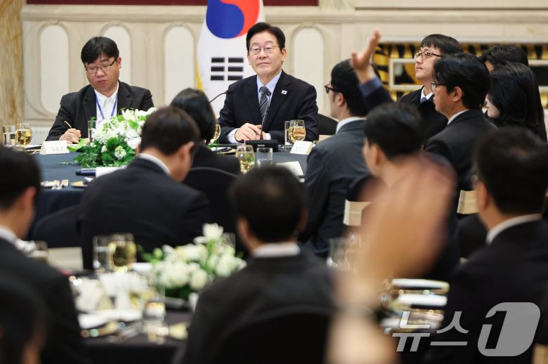중국을 국빈방문 중인 이재명 대통령이 7일 상하이시에서 열린 순방기자단 오찬간담회에서 취재진 질문을 받고 있다. 2026.1.7/뉴스1 ⓒ News1 허경 기자