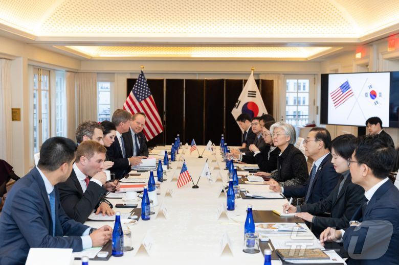 김윤덕 국토교통부 장관이 5일 오후(현지시간) 미국 워싱턴 D.C에서 제임스 댄리 에너지부 부장관과 면담을 하고 있다. (국토교통부 제공. 재판매 및 DB 금지) 2026.1.6/뉴스1