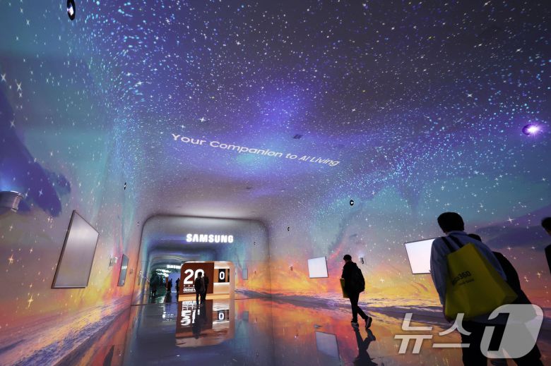 세계 최대 IT(정보기술)·가전 전시회 'CES 2026' 개막 일인 6일(현지시간) 미국 네바다주 라스베이거스 윈호텔에 마련된 삼성전자 단독 전시장에서 관람객들이 입장하고 있다. 2026.1.7/뉴스1 ⓒ News1 황기선 기자