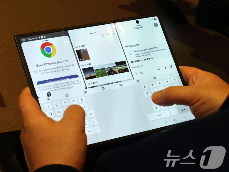 세계 최대 IT(정보기술)·가전 전시회 'CES 2026' 개막 일인 6일(현지시간) 미국 네바다주 라스베이거스 윈호텔에 마련된 삼성전자 단독 전시장에서 관람객들이 갤럭시 Z 트라이 폴드를 살펴보고 있다. 2026.1.7/뉴스1 ⓒ News1 황기선 기자