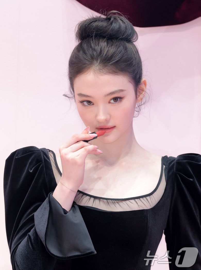 미야오 엘라가 7일 서울 성동구 무신사 스토어 성수 대림창고에서 열린 뷰티 브랜드 '맥, NEW 파우더 키스 컬렉션' 팝업 행사에 참석해 립스틱을 바르고 있다. ⓒ News1 권현진 기자