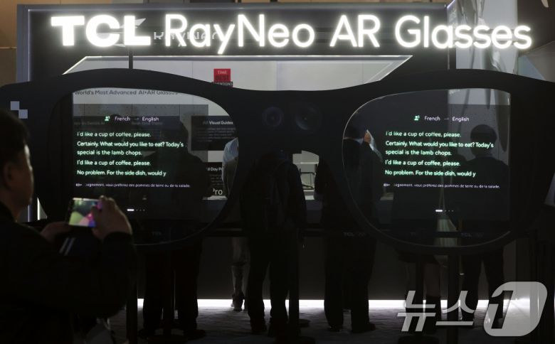 세계 최대 IT(정보기술)·가전 전시회 'CES 2026' 개막 일인 6일(현지시간) 미국 네바다주 라스베이거스 컨벤션센터(LVCC)에서 TCL 부스를 찾은 관람객들이 제품을 살펴보고 있다. 2026.1.7/뉴스1 ⓒ News1 황기선 기자