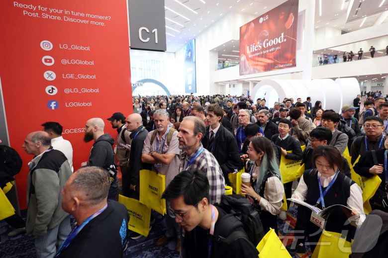 세계 최대 IT(정보기술)·가전 전시회 'CES 2026' 개막 일인 6일(현지시간) 미국 네바다주 라스베이거스 컨벤션센터(LVCC)가 인파로 북적이고 있다. 2026.1.7/뉴스1 ⓒ News1 황기선 기자