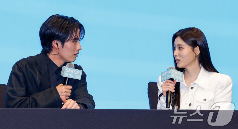 배우 아카소 에이지(赤楚衛二)와 강혜원이 7일 서울 구로구 더세인트에서 열린 일본 테레비 도쿄(TV TOKYO) 드라마 '첫입에 반하다'(김밥과 오니기리, 사랑하는 두 사람은 닮았지만 다르다) 제작발표회에 참석해 질문에 답하고 있다. 2026.1.7/뉴스1 ⓒ News1 안은나 기자