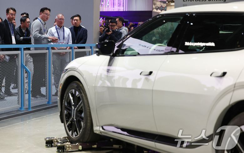 정의선 현대차그룹 회장이 6일(현지시간) 미국 네바다주 라스베이거스 컨벤션센터(LVCC) 현대차 부스를 둘러보고 있다. (공동취재) 2026.1.7/뉴스1 ⓒ News1 황기선 기자