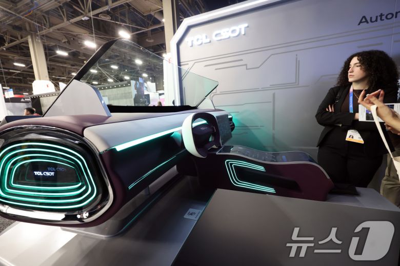 세계 최대 IT(정보기술)·가전 전시회 'CES 2026' 개막 일인 6일(현지시간) 미국 네바다주 라스베이거스 컨벤션센터(LVCC)에서 TCL 부스를 찾은 관람객들이 제품을 살펴보고 있다. 2026.1.7/뉴스1 ⓒ News1 황기선 기자