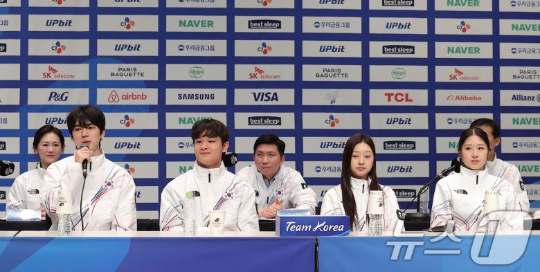 피겨스케이팅 차준환(맨 왼쪽)이 7일 충북 진천선수촌 챔피언하우스에서 열린 2026 밀라노코르티나동계올림픽대회 D-30 미디어데이에서 취재진의 질문에 답하고 있다. 왼쪽부터 피겨 차준환, 김현겸, 신지아, 이해인. 2026.1.7/뉴스1 ⓒ News1 김성진 기자