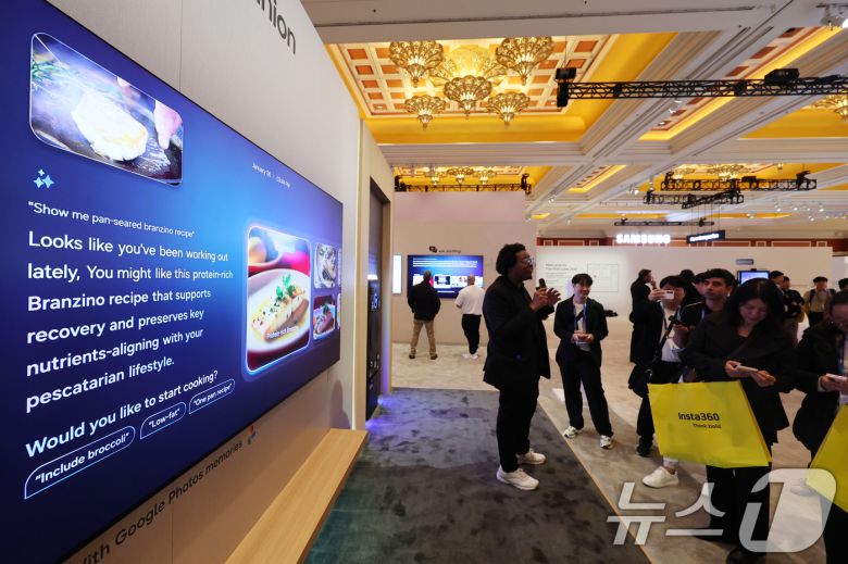 세계 최대 IT(정보기술)·가전 전시회 'CES 2026' 개막 일인 6일(현지시간) 미국 네바다주 라스베이거스 윈호텔에 마련된 삼성전자 단독 전시장에서 관람객들이 제품을 살펴보고 있다. 2026.1.7/뉴스1 ⓒ News1 황기선 기자