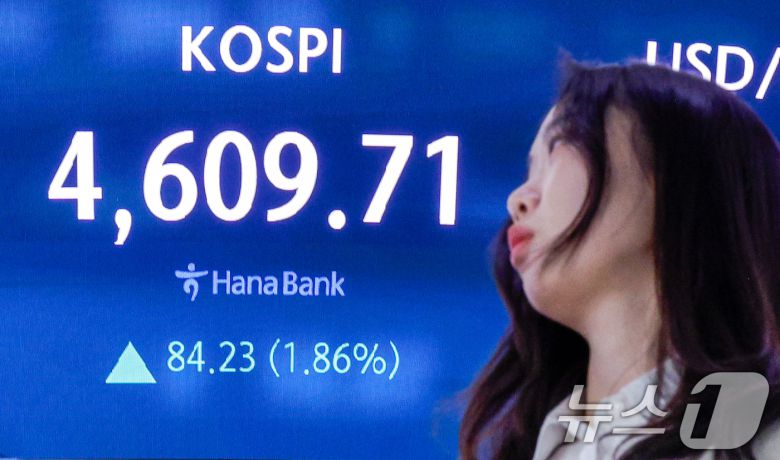 코스피가 장중 4600선을 돌파한 7일 오전 서울 중구 하나은행 딜링룸 전광판에 코스피 지수가 나오고 있다. 2026.1.7/뉴스1 ⓒ News1 안은나 기자