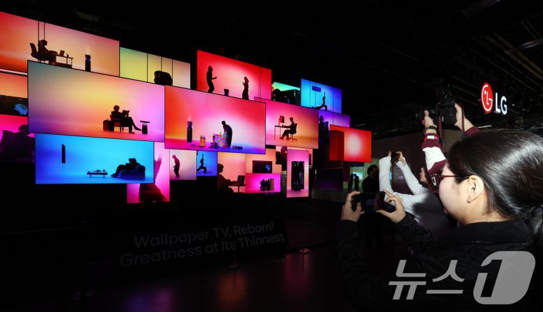 세계 최대 IT(정보기술)·가전 전시회 'CES 2026' 개막을 하루 앞둔 5일(현지시간) 미국 네바다주 라스베이거스 컨벤션센터(LVCC)에서 열린 LG전자 사전 부스투어에서 관람객들이 9㎜대 두께를 구현한 무선 월페이퍼 TV를 살펴보고 있다. 2026.1.6/뉴스1 ⓒ News1 황기선 기자