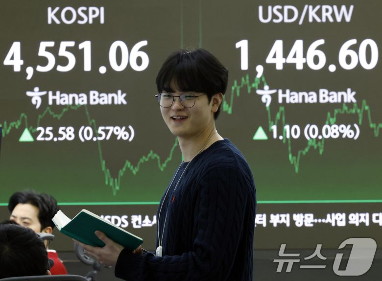 7일 오후 서울 중구 하나은행 본점 딜링룸 전광판에 증시 종가가 표시되고 있다. 2026.1.7/뉴스1 ⓒ News1 박정호 기자