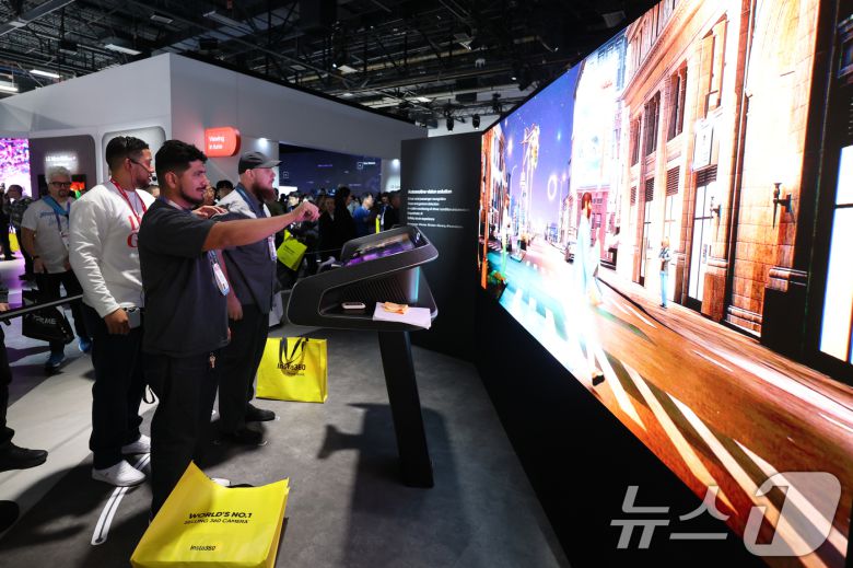 세계 최대 IT(정보기술)·가전 전시회 'CES 2026' 개막 일인 6일(현지시간) 미국 네바다주 라스베이거스 컨벤션센터(LVCC)에서 LG 부스를 찾은 관람객들이 제품을 살펴보고 있다. 2026.1.7/뉴스1 ⓒ News1 황기선 기자