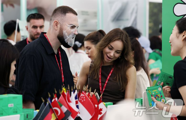 서울 강남구 코엑스에서 열린 글로벌 뷰티·화장품 전문 전시회 '2025 인터참코리아'에서 외국인 참관객이 마스크팩을 착용하고 있다. 2025.7.2/뉴스1 ⓒ News1 구윤성 기자