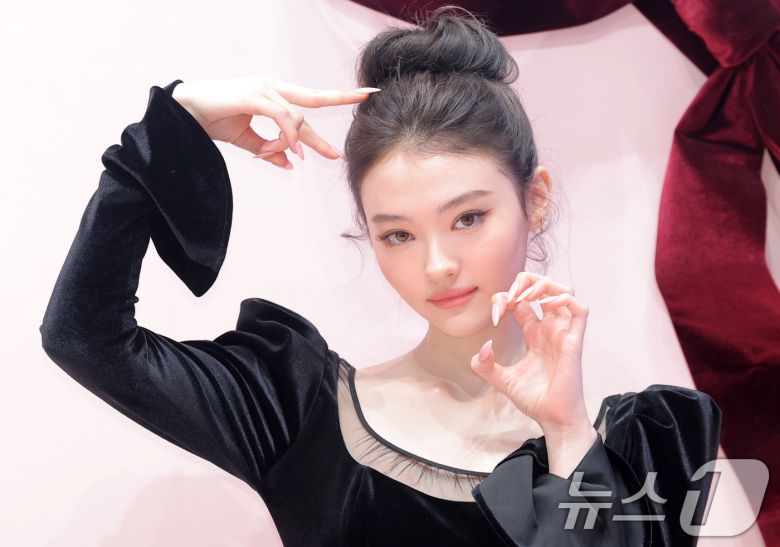 미야오 엘라가 7일 서울 성동구 무신사 스토어 성수 대림창고에서 열린 뷰티 브랜드 '맥, NEW 파우더 키스 컬렉션' 팝업 행사에 참석해 포즈를 취하고 있다. ⓒ News1 권현진 기자