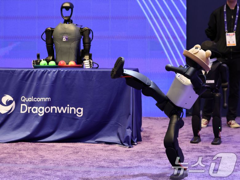세계 최대 IT(정보기술)·가전 전시회 'CES 2026' 개막 일인 6일(현지시간) 미국 네바다주 라스베이거스 컨벤션센터(LVCC)에서 퀄컴의 로봇이 시연을 하고 있다. 2026.1.7/뉴스1 ⓒ News1 황기선 기자