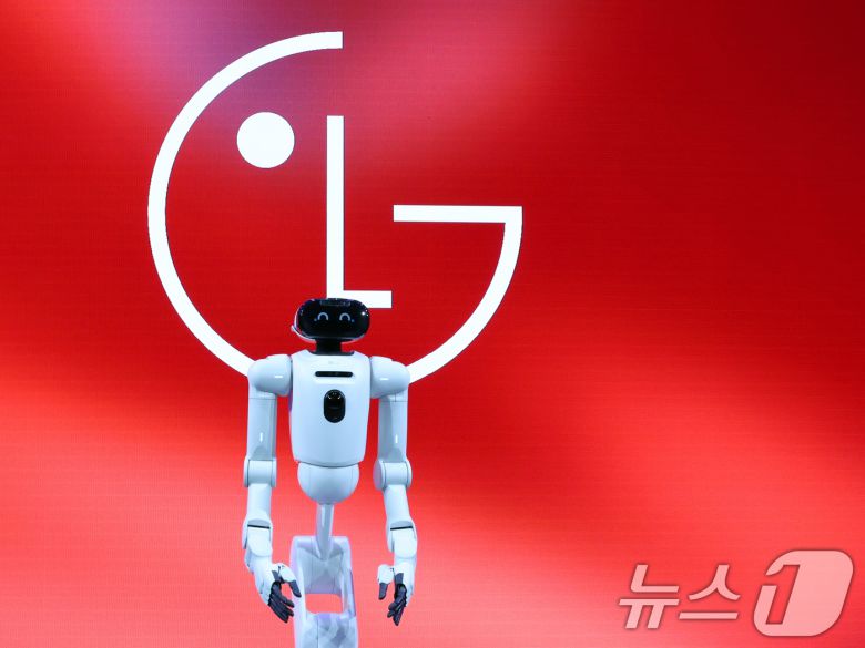 5일(현지시간) 미국 네바다주 라스베이거스 만달레이베이 호텔에서 열린 CES 2026 'LG전자 미디어컨퍼런스'에서 AI 홈로봇 'LG 클로이드'가 소개되고 있다. 2026.1.6/뉴스1 ⓒ News1 황기선 기자