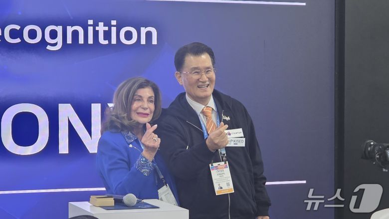 CES 2026 'K-스타트업 통합관' 개관식에서 기념품을 나눠 가진 셸리 버클리 라스베이거스 시장(왼쪽)과 유종필 창업진흥원 원장 2026.1.6 ⓒ뉴스1 이정후 기자