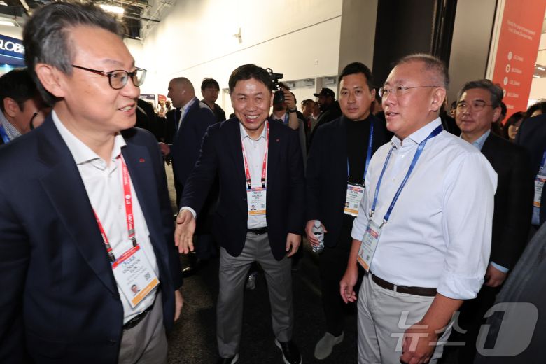 정의선 현대자동차 회장이 6일(현지시간) 미국 네바다주 라스베이거스 컨벤션센터(LVCC)에서 열린 'CES 2026'에서 LG전자 부스를 찾아 류재철 사장과 대화를 하고 있다. 2026.1.7/뉴스1 ⓒ News1 황기선 기자