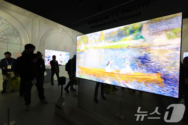 세계 최대 IT(정보기술)·가전 전시회 'CES 2026' 개막 일인 6일(현지시간) 미국 네바다주 라스베이거스 컨벤션센터(LVCC)에서 LG 부스를 찾은 관람객들이 제품을 살펴보고 있다. 2026.1.7/뉴스1 ⓒ News1 황기선 기자