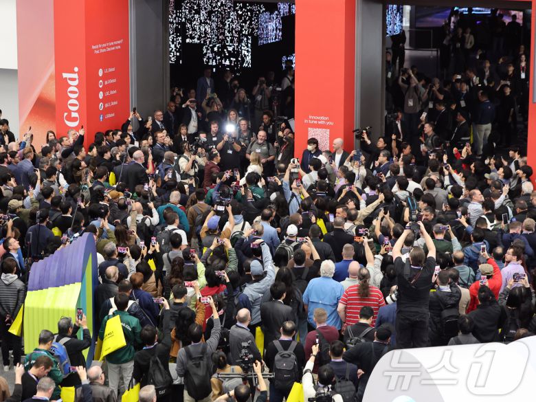 세계 최대 IT(정보기술)·가전 전시회 'CES 2026' 개막 일인 6일(현지시간) 미국 네바다주 라스베이거스 컨벤션센터(LVCC)가 인파로 북적이고 있다. 2026.1.7/뉴스1 ⓒ News1 황기선 기자