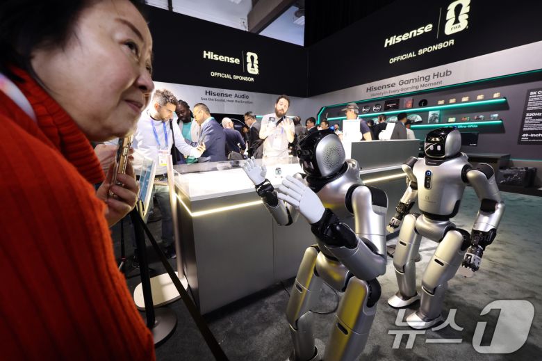 세계 최대 IT(정보기술)·가전 전시회 'CES 2026' 개막 일인 6일(현지시간) 미국 네바다주 라스베이거스 컨벤션센터(LVCC)에서 하이센스 부스를 찾은 관람객들이 제품을 살펴보고 있다. 2026.1.7/뉴스1 ⓒ News1 황기선 기자
