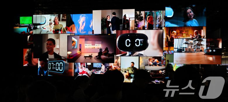 세계 최대 IT(정보기술)·가전 전시회 'CES 2026' 개막을 하루 앞둔 5일(현지시간) 미국 네바다주 라스베이거스 컨벤션센터(LVCC)에서 열린 LG전자 사전 부스투어에서 관람객들이 9㎜대 두께를 구현한 무선 월페이퍼 TV를 살펴보고 있다. 2026.1.6/뉴스1 ⓒ News1 황기선 기자