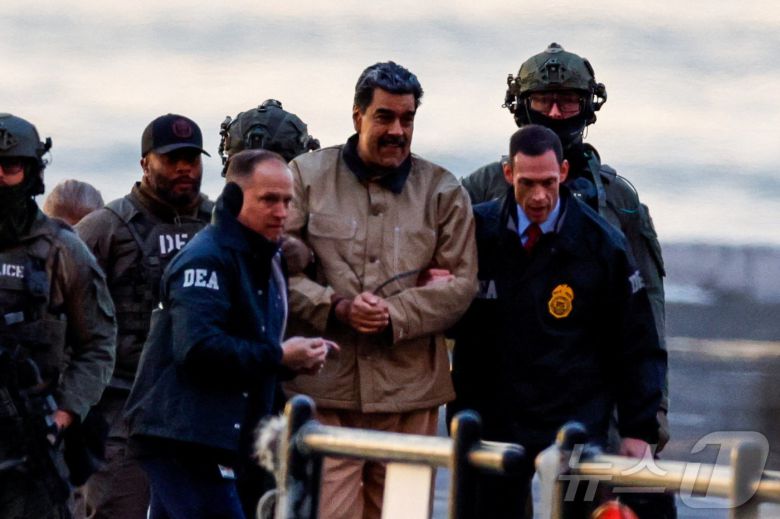 니콜라스 마두로 베네수엘라 대통령이 5일(현지시간) 법정 출석을 위해 뉴욕 맨해튼에 도착하고 있다. 2026.1.5 ⓒ 로이터=뉴스1